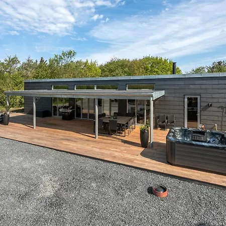 Hiorulf - 1-4km From The Sea By Interhome *